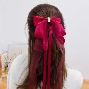Barrette à nœud rouge vin élégante avec perles et rubans fluides pour cheveux