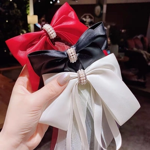 Barrettes à cheveux élégantes avec nœud en satin, perles et strass en rouge, noir et blanc