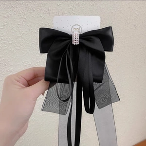 Détails de la pince à cheveux nœud en satin noir ornée de perles et de rubans en mesh