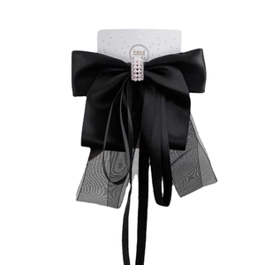 Barrette à cheveux élégante en satin noir avec perles et strass sur carte de présentation