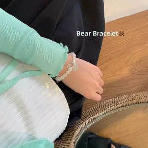 Vue détaillée d'un bracelet de perles avec un charmant ours en perles acryliques dépolies