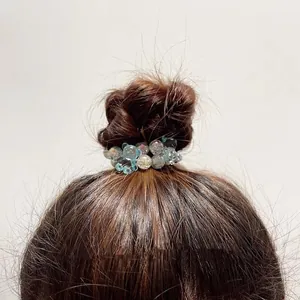 Détail des perles en cristal d'ours irisé sur un élastique à cheveux pour filles
