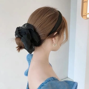 Ensemble chouchou en maille noire avec serre-tête et boucles d'oreilles cœur doré