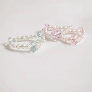 Détail macro de chouchous et bracelets en perles de cristal avec oursons colorés