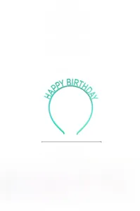 Détail du serre-tête Happy Birthday bleu Tiffany montrant la largeur de 12cm en acrylique