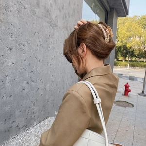 Detalle de una elegante pinza para el pelo de acetato con patrón de mármol ámbar