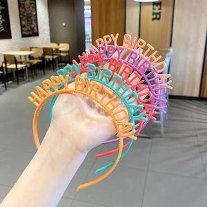 Serre-têtes colorés Happy Birthday en nuances vives avec design en plastique flexible