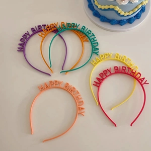 Détail de serre-têtes Happy Birthday colorés en cinq teintes pour fête d'anniversaire