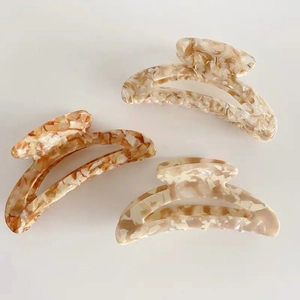 Set detallado de tres pinzas para el cabello de acetato con veteado de mármol y ámbar