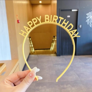 Détail du serre-tête jaune Happy Birthday avec dents antidérapantes et lettres creuses