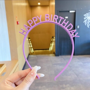 Détail d'un serre-tête violet Happy Birthday avec lettres 3D et dents antidérapantes