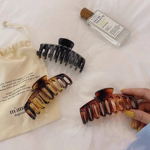 Grandes pinces à cheveux en écaille et ambre sur tissu doux avec accessoires