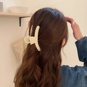 Pince à cheveux crème mate élégante pour coiffure chignon femme minimaliste