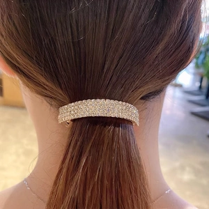 Detail der gebogenen Strass-Pferdeschwanz-Klammer mit funkelnder Diamant-Haarschnalle
