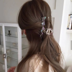 Pince à cheveux laser irisée avec logo D doré pour le coiffage des cheveux épais