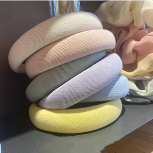 Detail von bunten, gepolsterten Schwamm-Stirnbändern in weichen Makronen-Strickstoffen