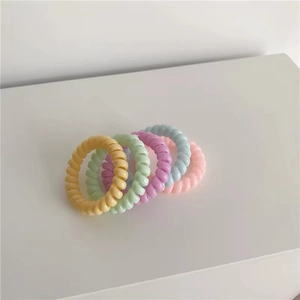 5er-Set Spiral-Haargummis in pastellfarbenen Macaron-Tönen auf einem weißen Hintergrund