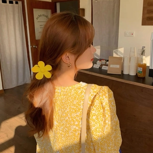 Pince à cheveux fleur en résine jaune mate pour coiffures d'été élégantes