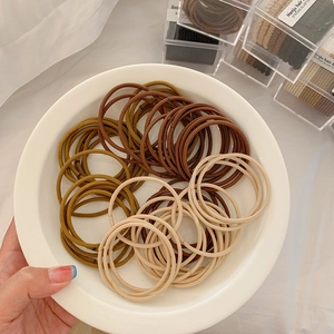 Détail d'élastiques à cheveux sans couture haute élasticité aux tons de terre