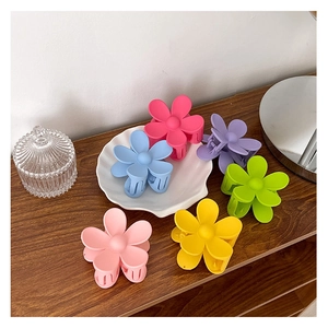 Six pinces à cheveux fleurs mates colorées dans une coupelle en forme de coquillage