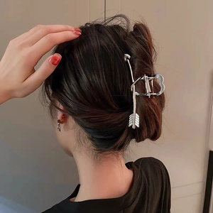 Pince à cheveux flèche de cupidon en métal argenté pour chignon élégant