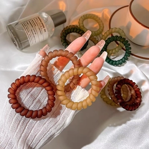 Élastiques spirales mats aux tons terreux tenus à la main pour un look premium