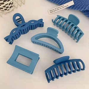Collezione dettagliata di cinque mollette per capelli blu Klein opaco in varie forme