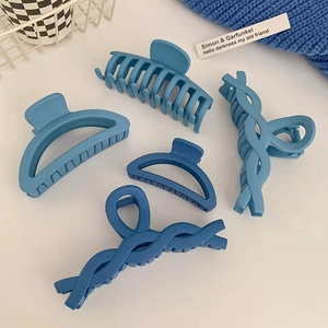 Set di 5 mollette per capelli blu Klein opache in varie forme su sfondo bianco