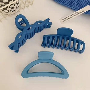Set di 3 mollette per capelli blu Klein opaco in forme a onda, quadrate e cave