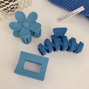 Set di tre pinze per capelli blu opaco con forme a fiore e a onda per donne