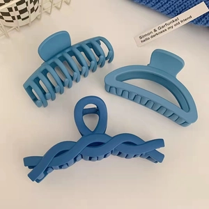 Set di tre mollette per capelli blu Klein opaco in varie forme a onda e mezzaluna
