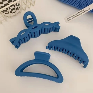 Tre fermagli per capelli blu Klein opachi in varie forme geometriche e onde