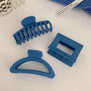 Set di tre mollette per capelli blu Klein con finitura opaca in varie forme eleganti