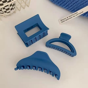 Set di 3 mollette per capelli blu Klein opaco in forme rettangolari e ondulate