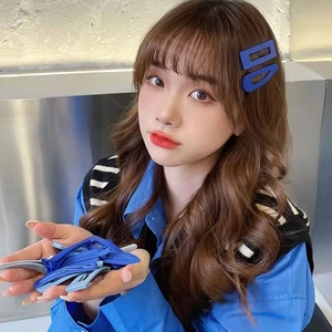 Gros plan de barrettes bleues mates sur un mannequin pour un style de coiffure épuré