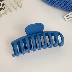 Vista dettagliata della grande molletta per capelli blu Klein opaca con multi-denti
