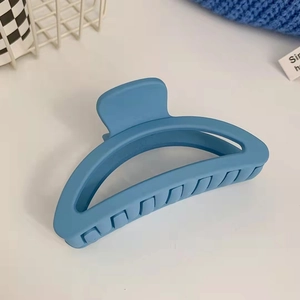 Dettaglio del fermaglio per capelli blu Klein opaco con design a mezzaluna traforato