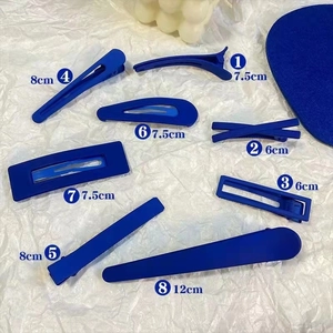 Plat de barrettes bleues mates de formes variées avec étiquettes de longueur précises