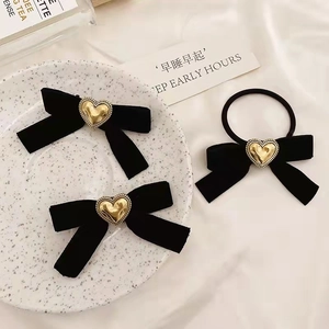 Ensemble d'accessoires de cheveux en velours noir avec nœud coeur et boucles dorées
