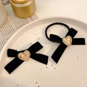 Détails des accessoires de cheveux en velours noir vintage avec cœurs en métal doré