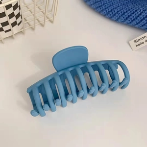 Dettaglio del fermaglio per capelli blu Klein opaco con rivestimento antiscivolo