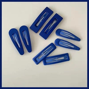 Ensemble de barrettes bleu Klein mat aux formes rectangulaires et en goutte d'eau