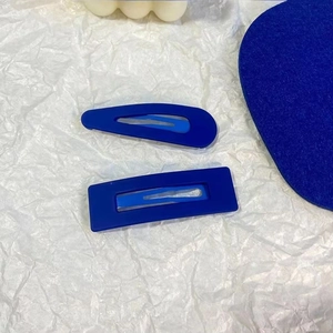 Vue détaillée de barrettes bleu Klein mates en formes de goutte et rectangle
