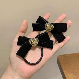 Ensemble chouchou et barrette à nœud en velours noir avec petit cœur doré