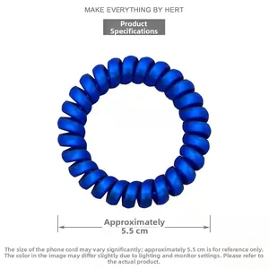 Détail d'un élastique spirale bleu mat type fil de téléphone, diamètre extérieur de 5,5 cm