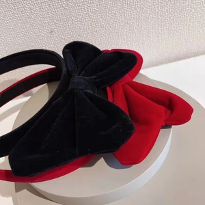 Elegante cerchietto con fiocco in velluto nero e rosso vintage per un look da principessa