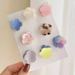 Set mit 8 bunten Mini-Haarklammern aus Acetat in Blumenform in zarten Pastelltönen