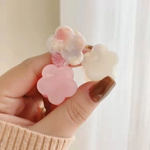 Detailansicht der Blumen-Haarspangen aus Acetat in Pink und Marmor-Weiß Optik