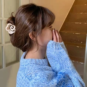 Elegante pinza per capelli a camelia bianca opaca per acconciature raccolte di classe