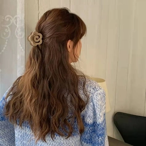 Elegante molletta per capelli a fiore beige opaco per acconciature stile francese
